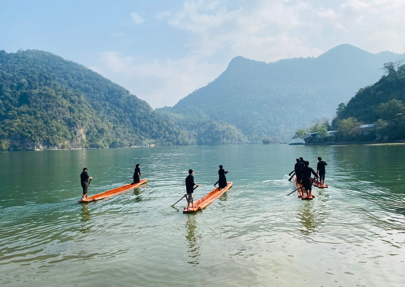 Những chiếc thuyền mới lấy về được đưa vào trải nghiệm dịp Lễ hội Lồng tồng Ba Bể năm 2024.