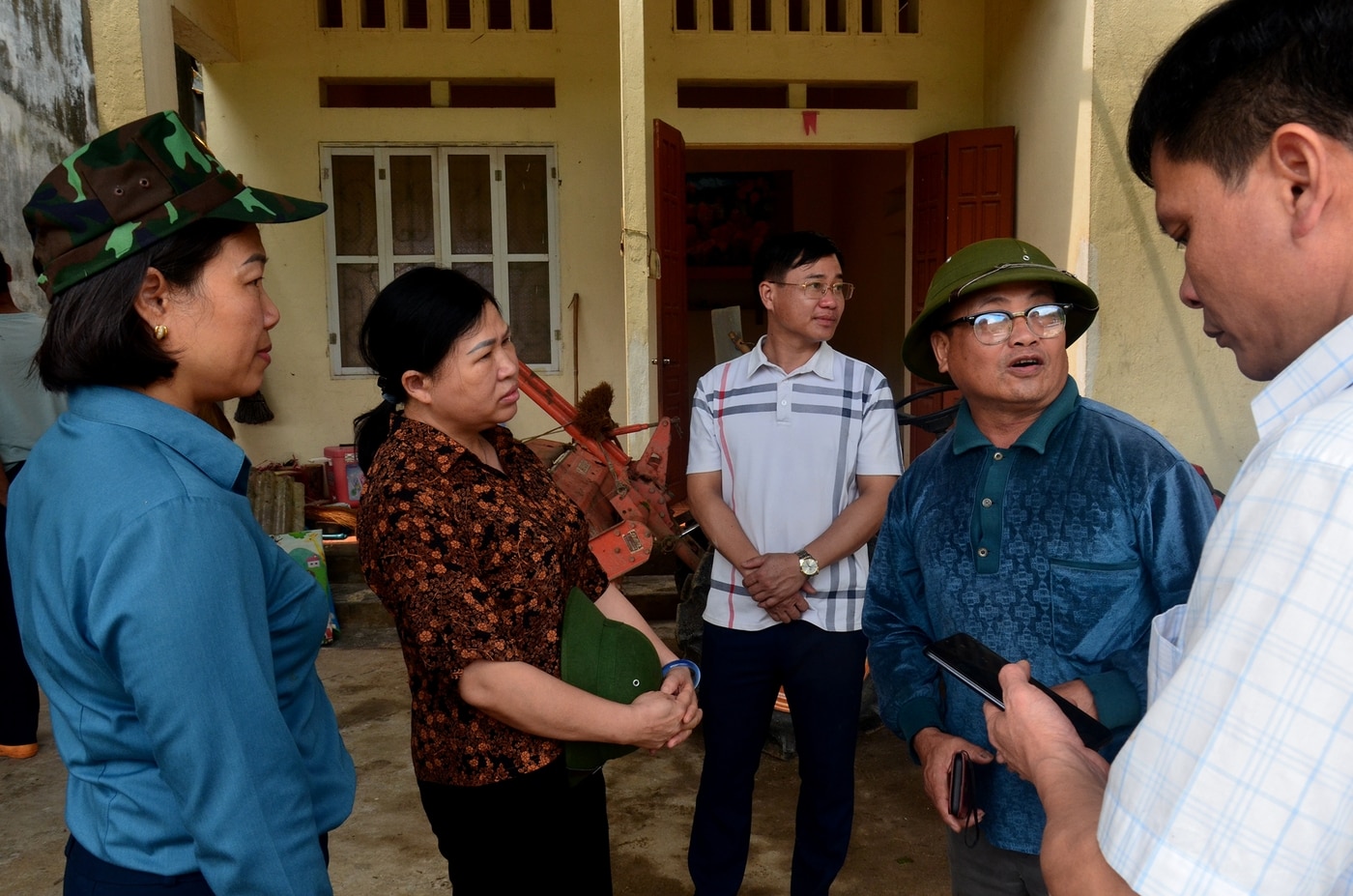 Đồng chí Phương Thị Thanh, Phó Bí thư Thường trực Tỉnh ủy, Chủ tịch HĐND tỉnh động viên một hộ gia đình tại thôn Nà Búng, xã Quân Hà, Bạch Thông.