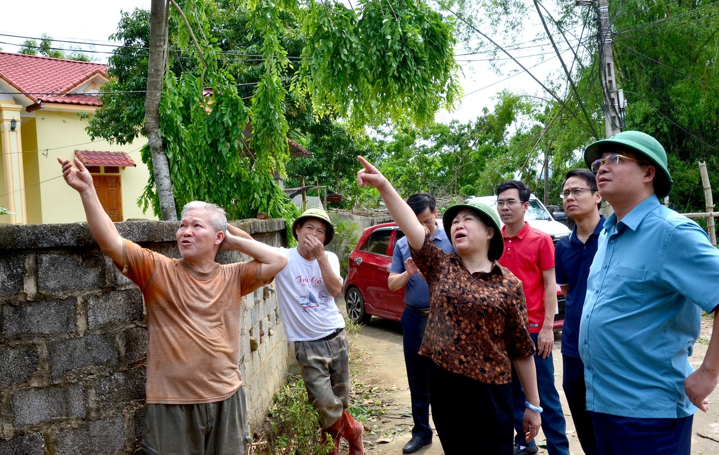 Đồng chí Phương Thị Thanh, Phó Bí thư Thường trực Tỉnh ủy, Chủ tịch HĐND tỉnh và các đồng chí lãnh đạo tỉnh kiểm tra, thăm nắm tình hình thiệt hại tại xã Quân Hà, huyện Bạch Thông.