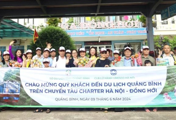 Quảng Bình đón khách du lịch bằng chuyến tàu hỏa charter đầu tiên năm 2024 - Ảnh 1.