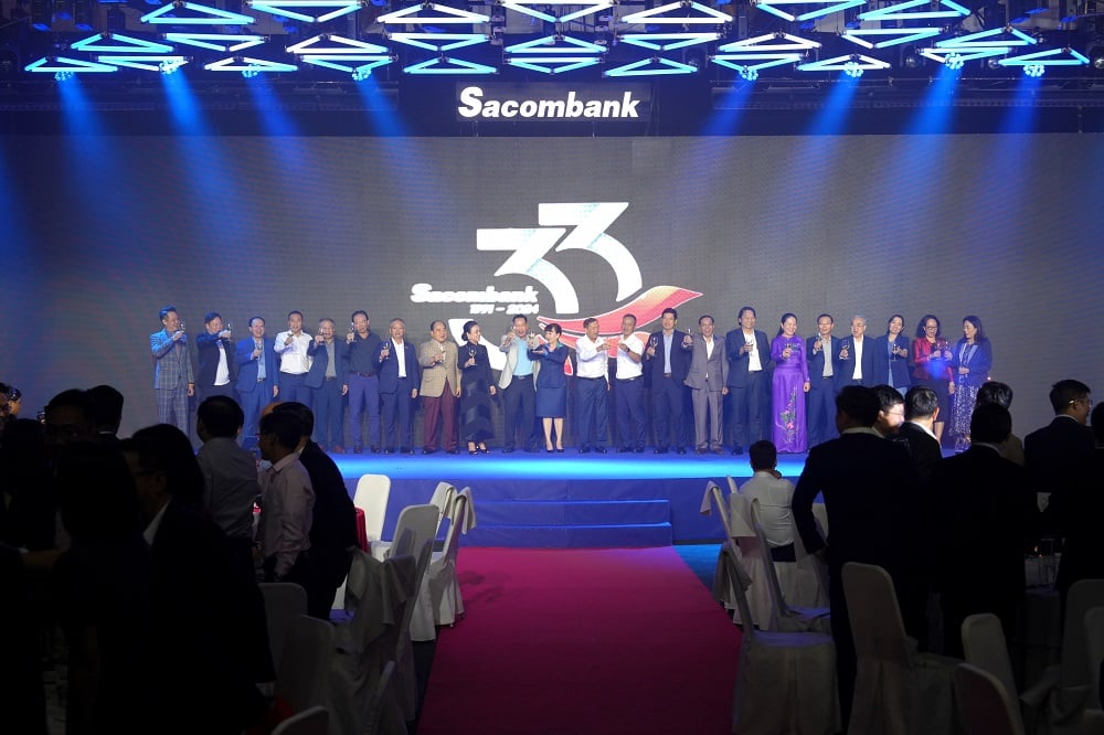 Sacombank 33 năm vững bước đồng hành cùng người dân và doanh nghiệp