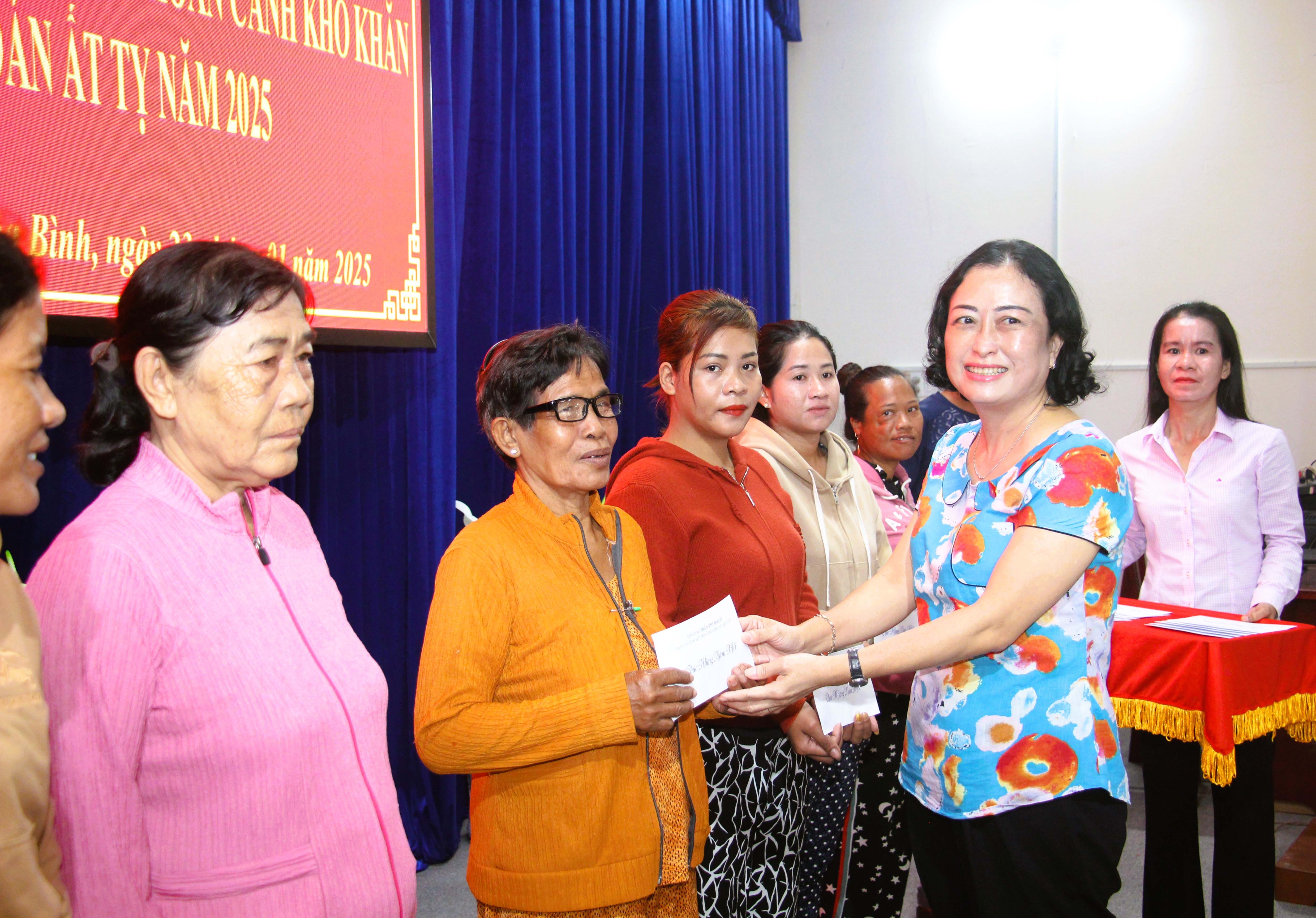 Vice President of the Ethnic Council - Tran Thi Hoa Ry presented 200 Tet gifts to ethnic minorities