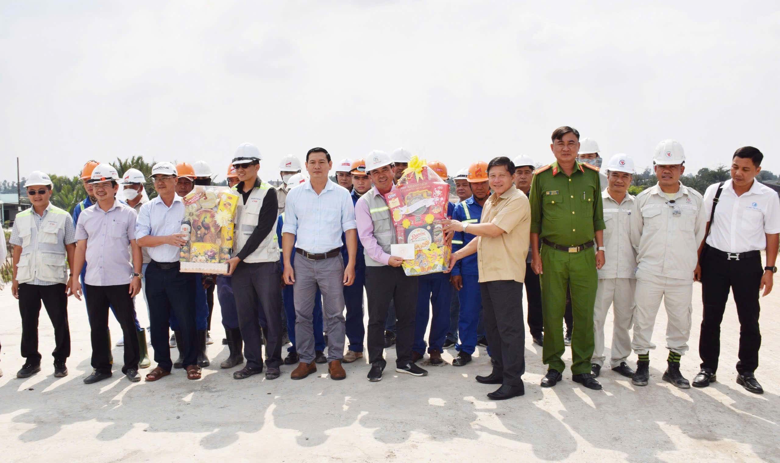 Comité Popular Provincial de Bac Lieu: Visita y alienta a los trabajadores que construyen el Proyecto de Autopista Norte-Sur a través de la provincia