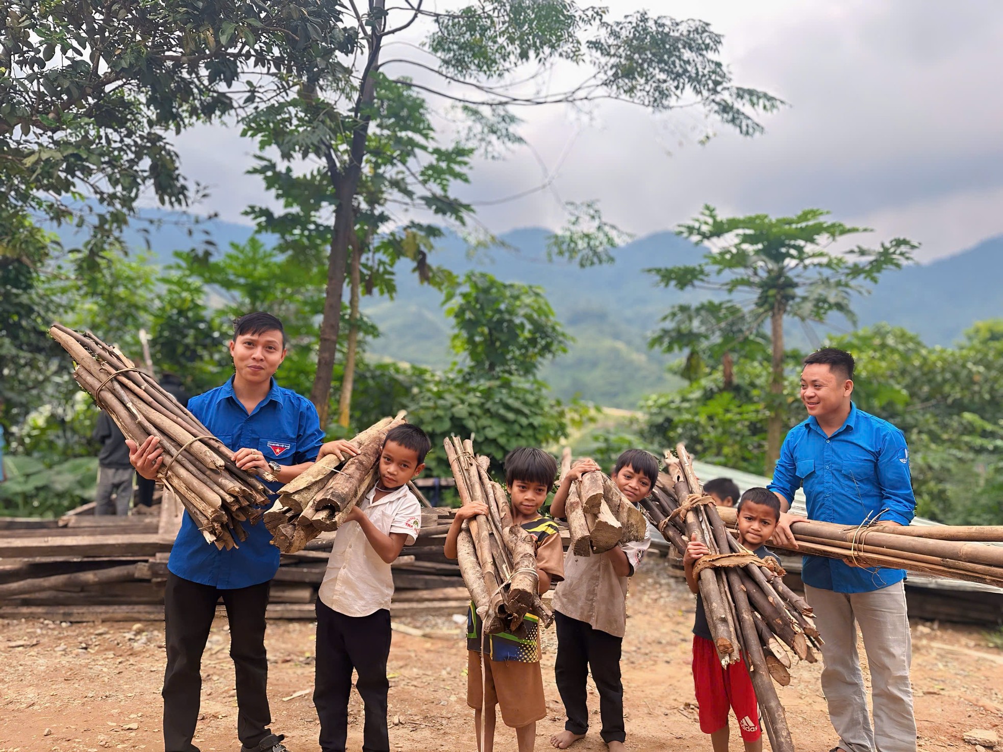 Bạn trẻ vượt trăm cây số chở chăn và áo ấm tặng học sinh vùng cao ảnh 9