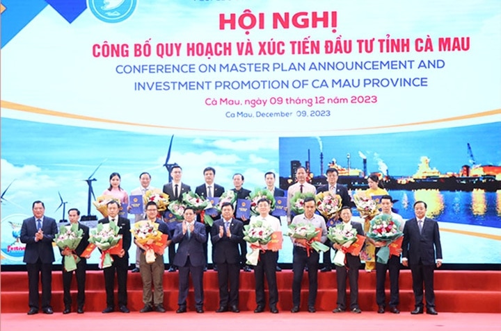 Thủ tướng Phạm Minh Chính cùng lãnh đạo tỉnh Cà Mau chụp ảnh lưu niệm với các nhà đầu tư tại Hội nghị công bố quy hoạch và xúc tiến đầu tư tỉnh Cà Mau năm 2023. (Ảnh: Trúc Đào)