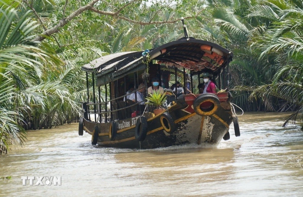 Du lịch bằng thuyền dưới tán dừa được du khách trong và ngoài nước lựa chọn khá nhiều khi đến Bến Tre. (Ảnh: Chương Đài/TTXVN)