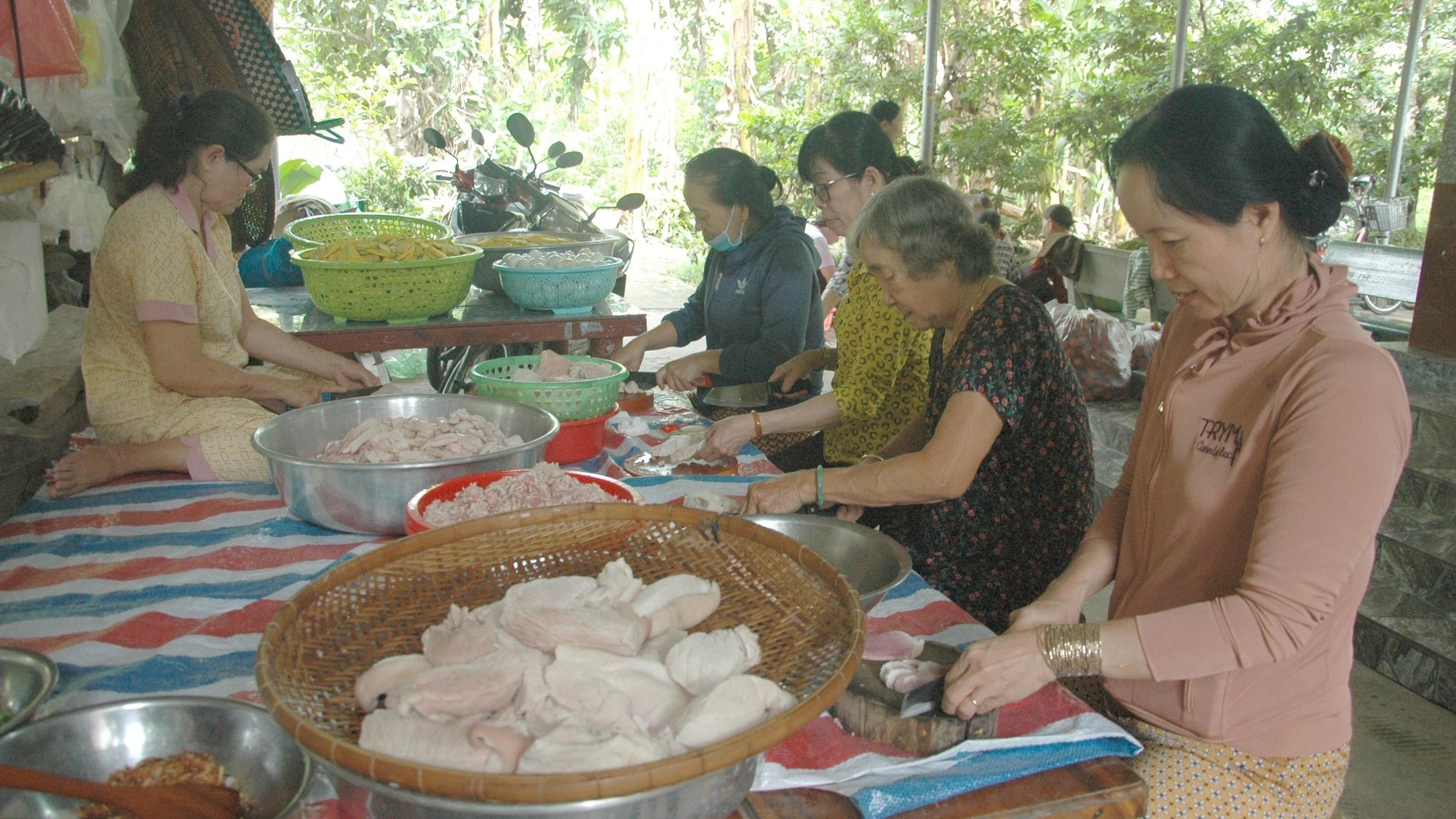 'Biệt đội tóc dài' nhân ái - Ảnh 1.