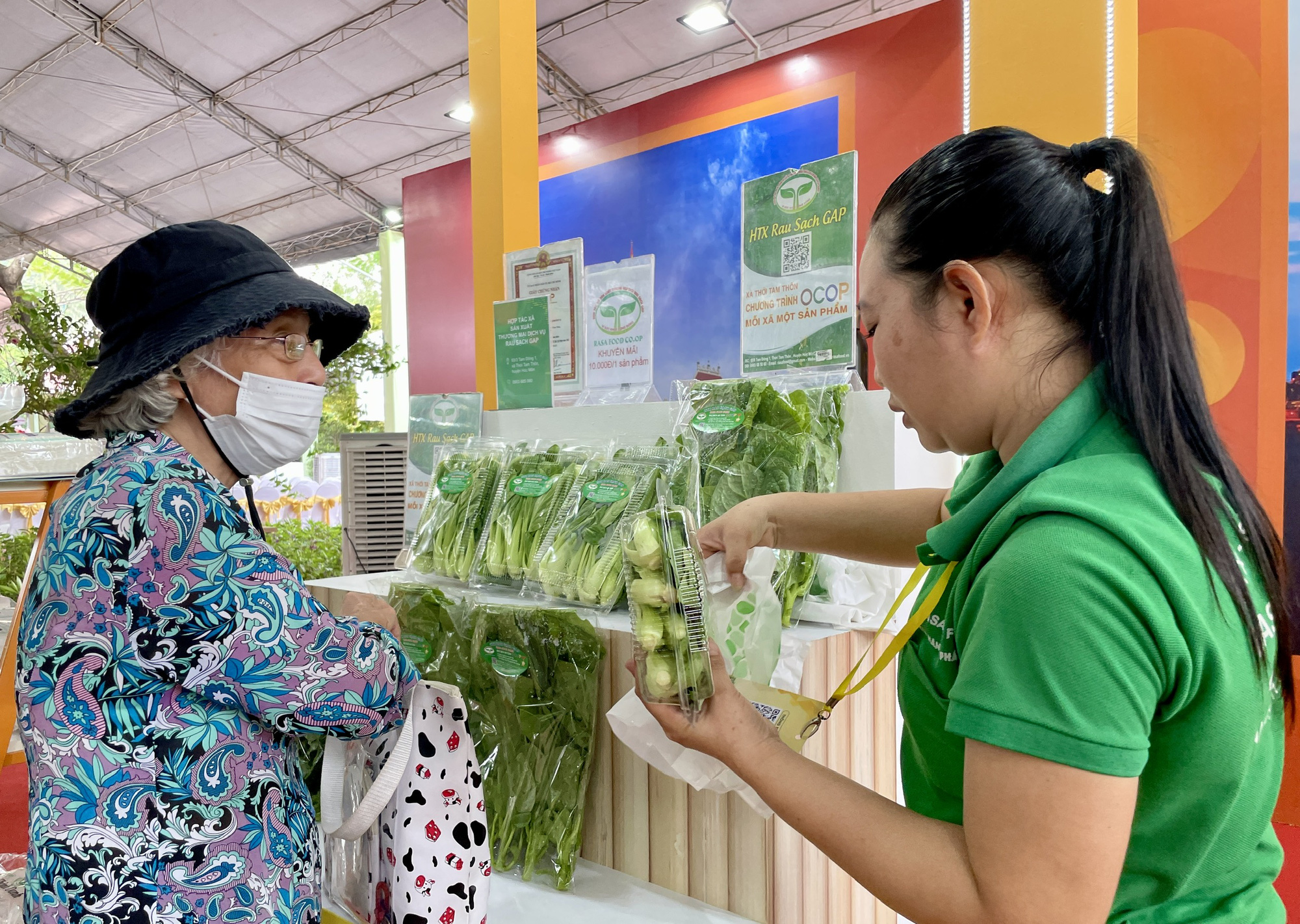 Gần 1.000 sản phẩm OCOP, sản phẩm đặc trưng các vùng, miền đến với TPHCM - Ảnh 3.