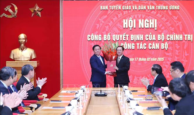 Đồng chí Nguyễn Trọng Nghĩa, Ủy viên Bộ Chính trị, Bí thư Trung ương Đảng, Trưởng Ban Tuyên giáo và Dân vận Trung ương trao Quyết định của Bộ Chính trị cho đồng chí Huỳnh Thành Đạt. Ảnh: Phương Hoa/TTXVN