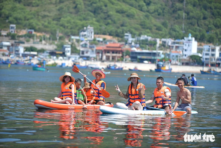 Du lịch biển là lựa chọn hàng đầu của nhiều du khách khi đến với Bình Định vì biển ở đây đẹp, sạch và nước biển trong xanh - Ảnh: LÂM THIÊN