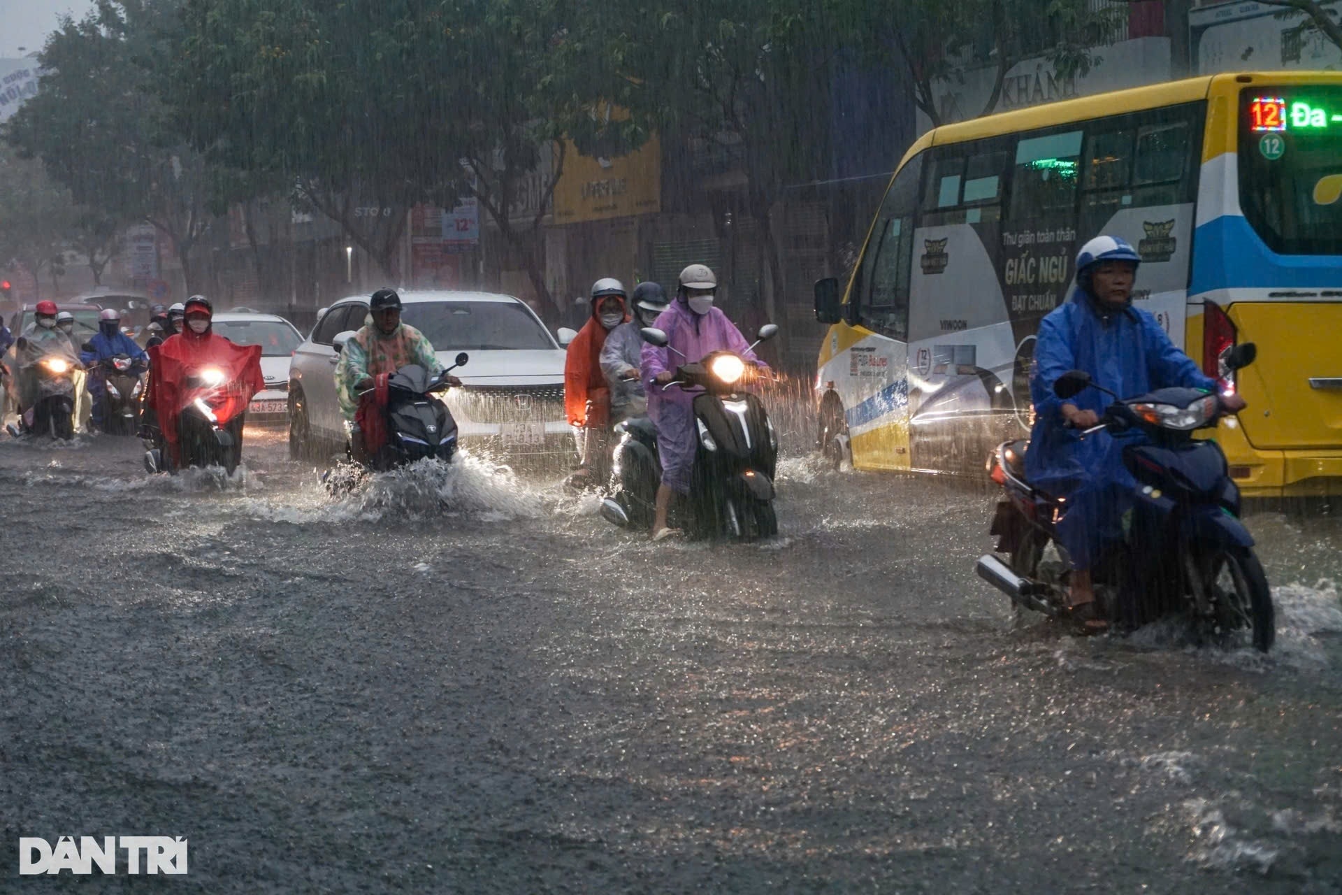 Miền Trung lên dây cót ứng phó áp thấp nhiệt đới sắp mạnh thành bão - 10