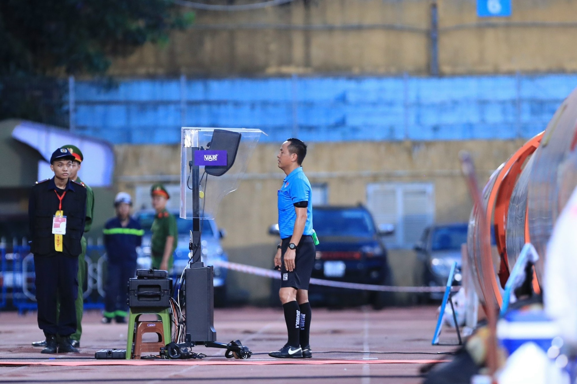 Dấu mốc lịch sử ở vòng 4 V-League: VAR phủ sóng cả 7 trận đấu- Ảnh 1.