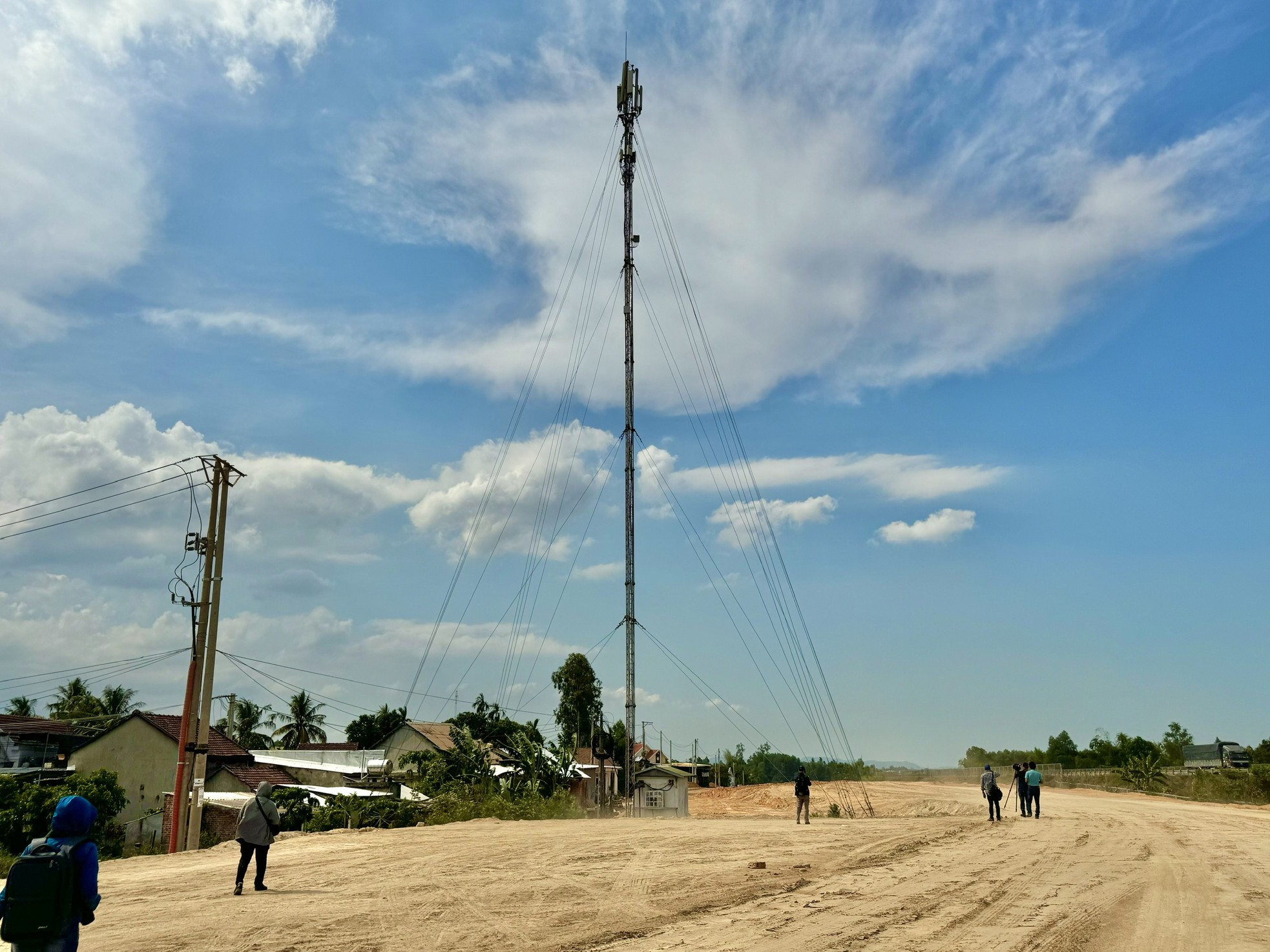 Gần 6.000 người và máy móc, 50 mũi thi công cao tốc Quảng Ngãi - Hoài Nhơn ảnh 3