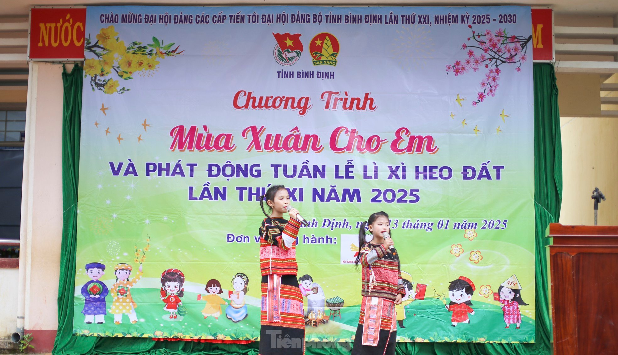 Lì xì heo đất cho thiếu nhi dân tộc có hoàn cảnh khó khăn ảnh 2