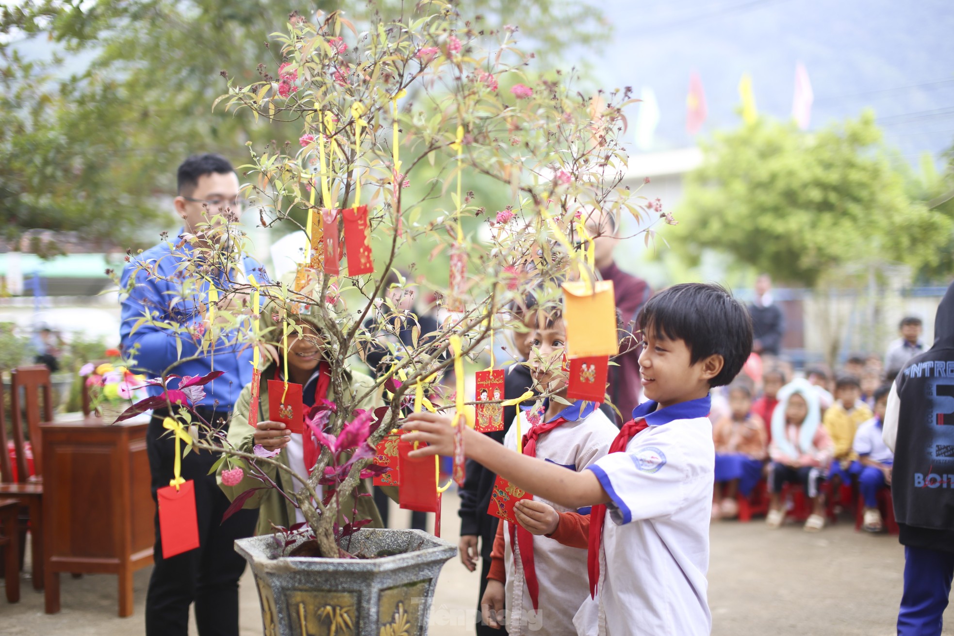 Lì xì heo đất cho thiếu nhi dân tộc có hoàn cảnh khó khăn ảnh 4