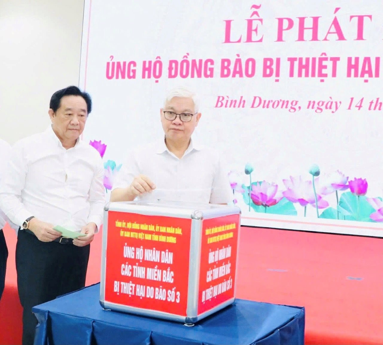 Bí thư và Phó Bí thư Thường trực Tỉnh ủy Bình Dương ủng hộ đồng bào bị thiên tai tại buổi lễ.