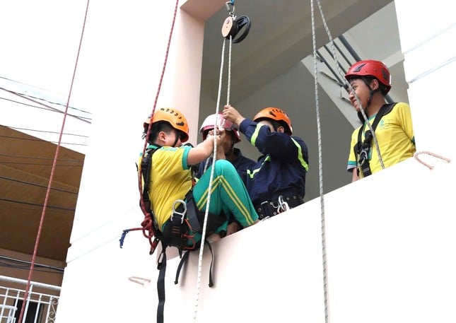 ‘Lính cứu hỏa’ nhí đu dây, trèo nhà cao tầng chữa cháy, cứu nạn ảnh 3