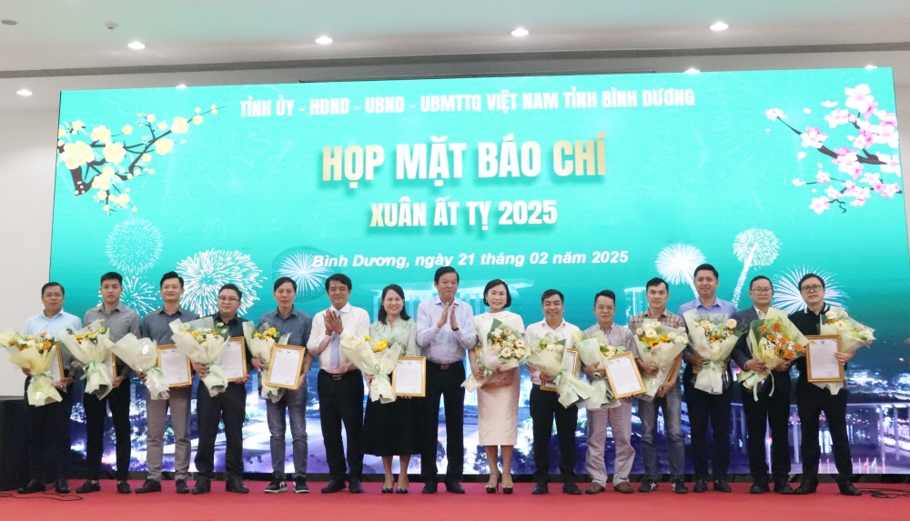 Hop mat bao chi Xuan At Ty-6.JPG