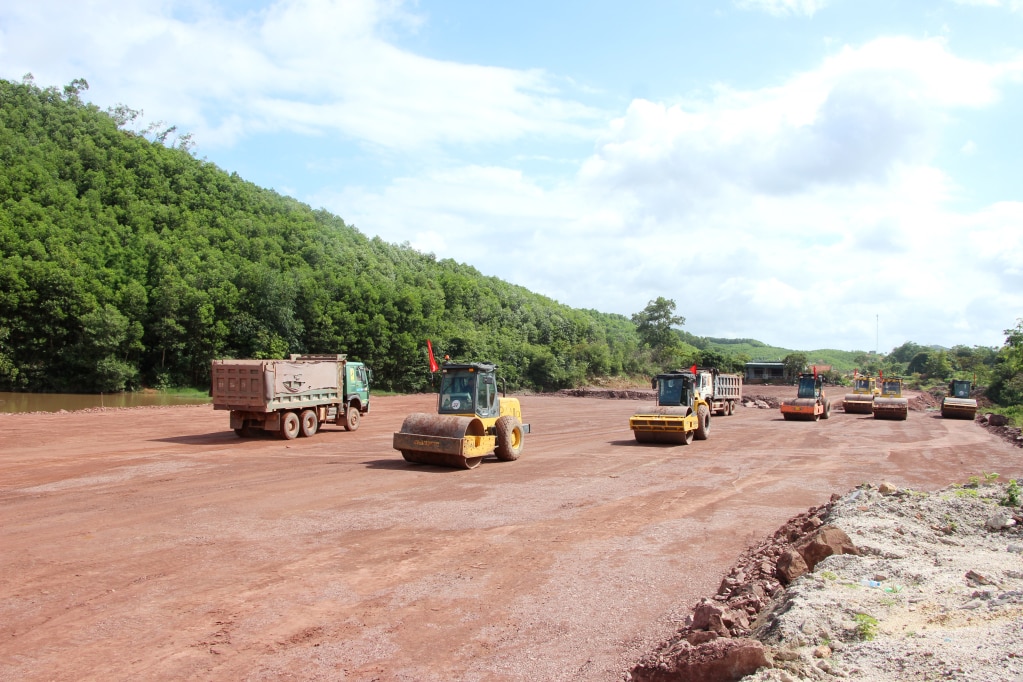 Đơn vị nhà thầu huy động máy móc kỹ thuật đẩy mạnh thi công tuyến đường nối Cầu 3 Vân Đồn với Khu tái định cư xã Đoàn Kết. Ảnh: Mạnh Trường