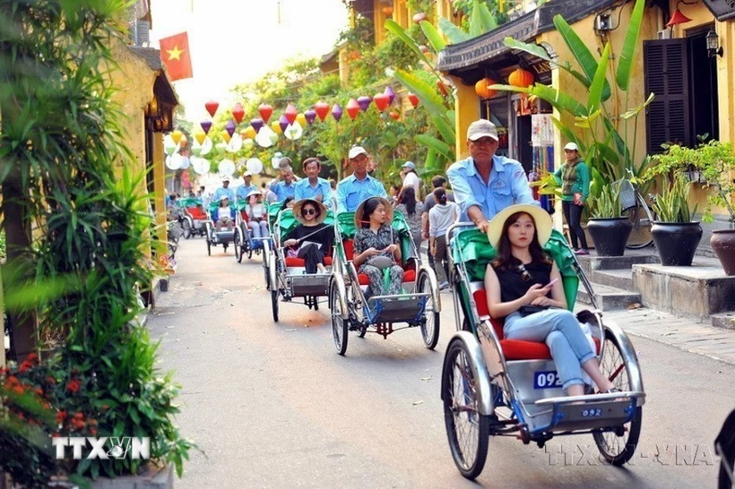 Khách du lịch trong và ngoài nước tham quan phố cổ Hội An (Quảng Nam). (Ảnh: Minh Đức/TTXVN)