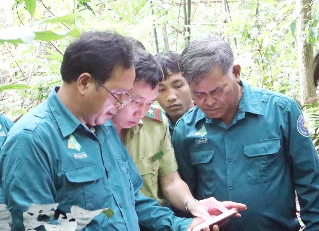 Ông Ðiểu Ghế (bìa phải), Người có uy tín ở thôn 3, xã Đắk Ơ, huyện Bù Gia Mập cùng các thành viên tổ giao khoán, lực lượng kiểm lâm tham gia tuần tra bảo vệ Vương Quốc gia Bù Gia Mập (Ảnh: Báo Bình Phước).