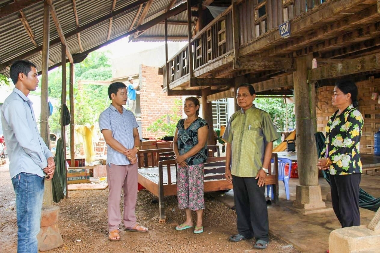 Ông Lâm Hay (thứ 2 từ phải sang), Người có uy tín ấp Chàng Hai, xã Lộc Khánh, huyện Lộc Ninh đi tuyên truyền bà con di dời chuồng trại gia súc ra kkhỏi nhà ở.