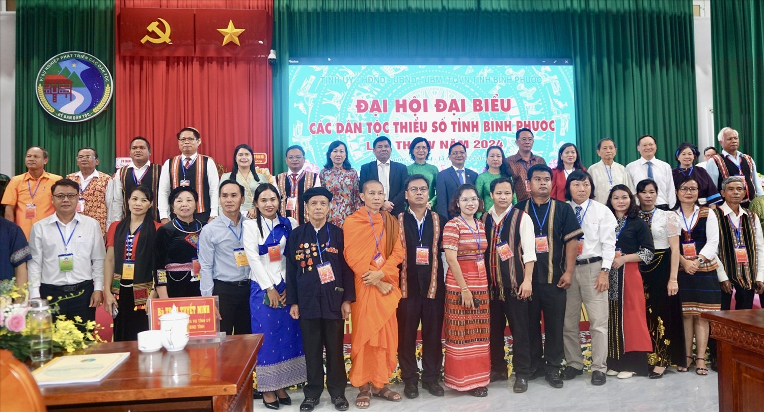 Đại diện lãnh đạo UBDT và lãnh đạo tỉnh Bình Phước chụp ảnh lưu niệm cùng các đại biểu