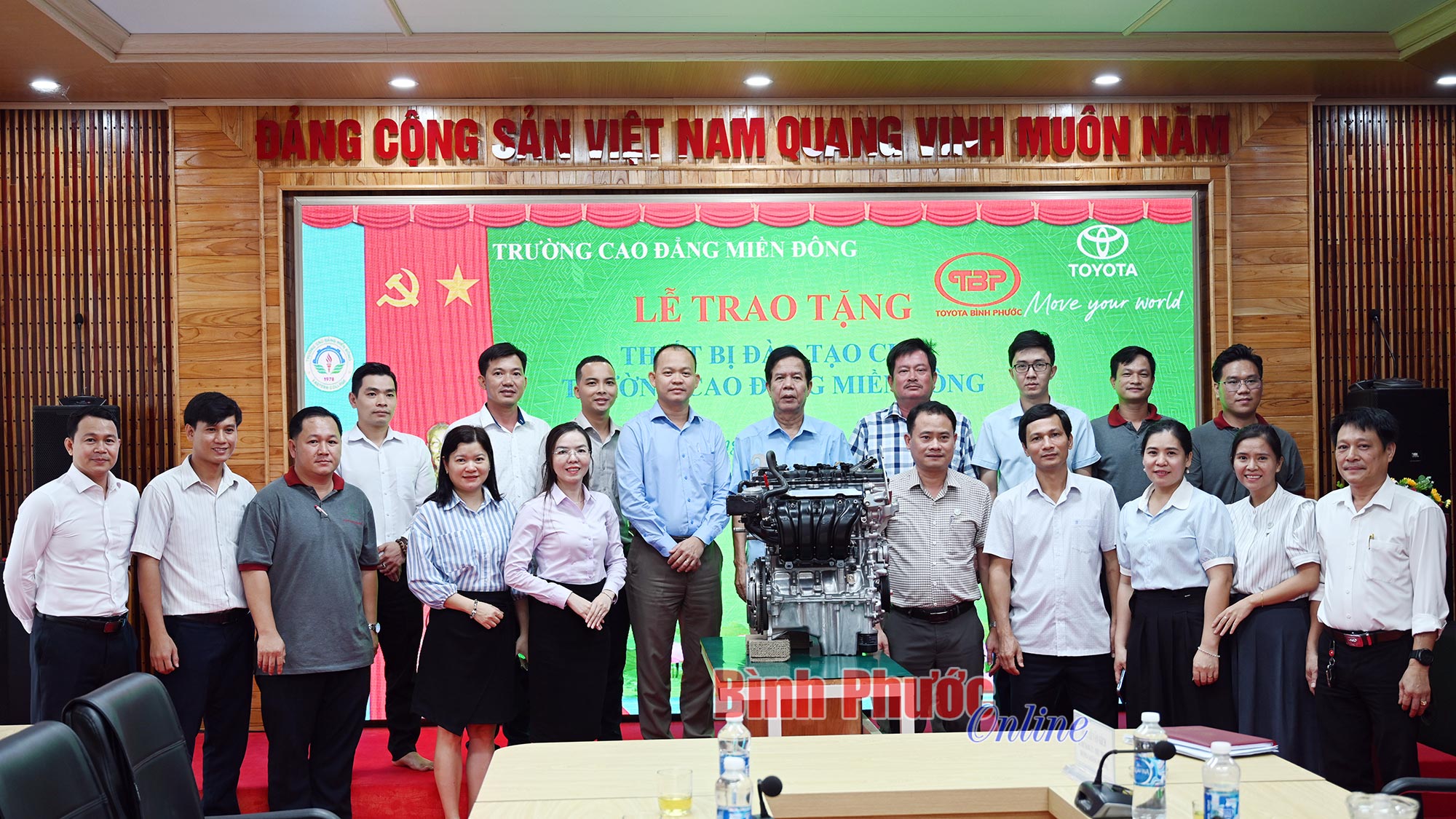 Toyota Vietnam dona equipo de capacitación a Eastern College