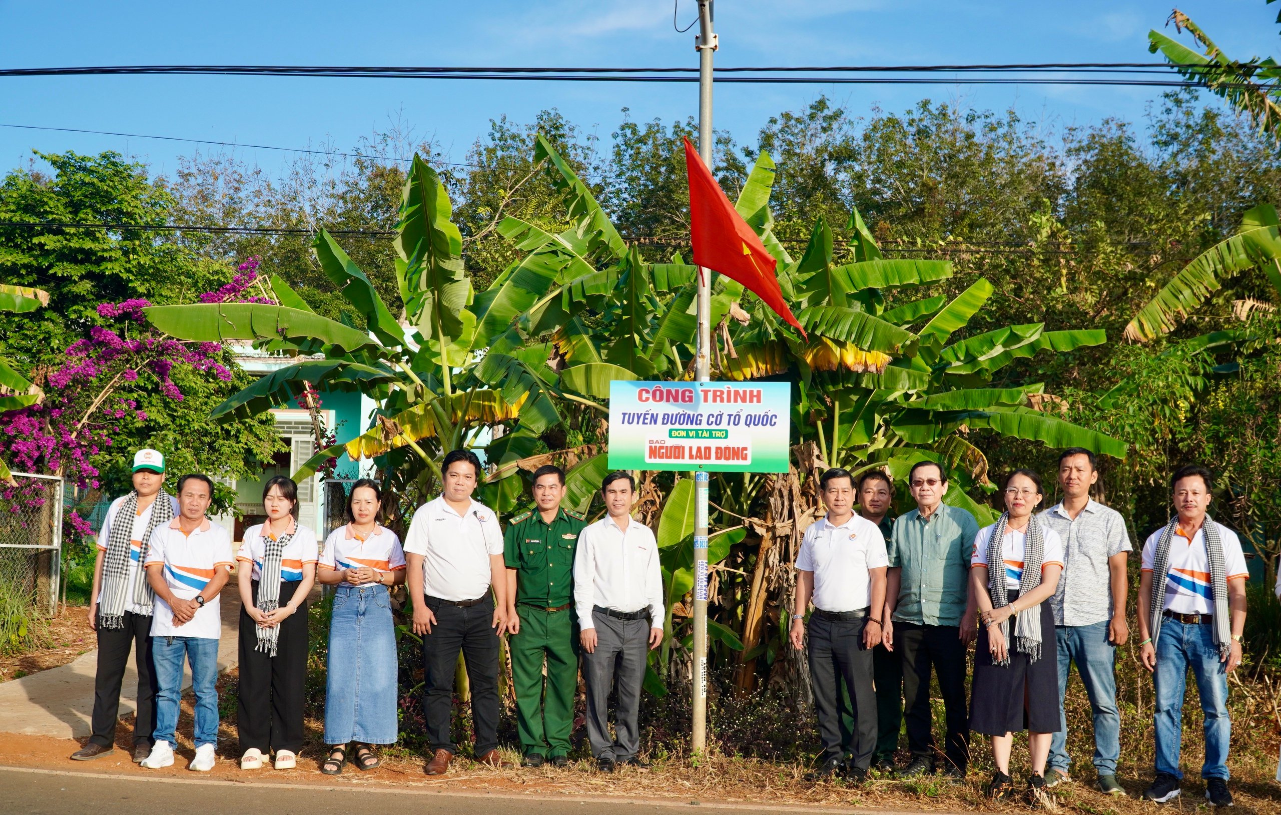 Báo Người Lao Động trao tặng cờ Tổ quốc, học bổng cho học sinh thiểu số ở Bình Phước- Ảnh 4.