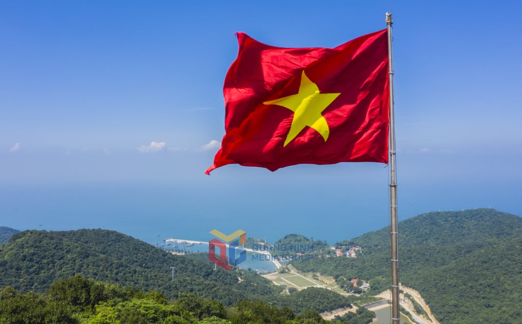 3Le drapeau national flotte sur le point le plus élevé de l'île