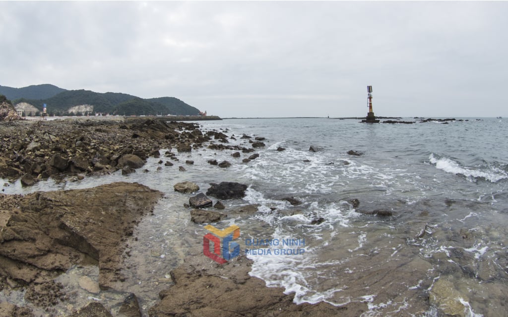 7島の岩の多い海岸に立って、海のラブソングのような波の音を聞く