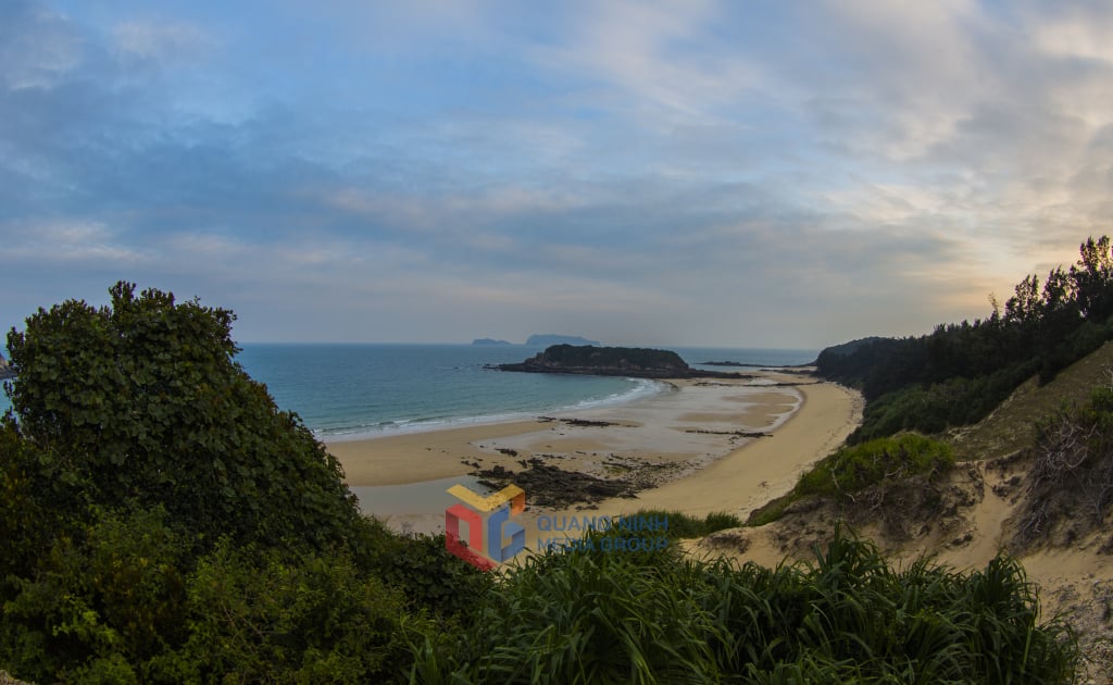 La playa de arena natural de la isla es tan hermosa que resulta fascinante.