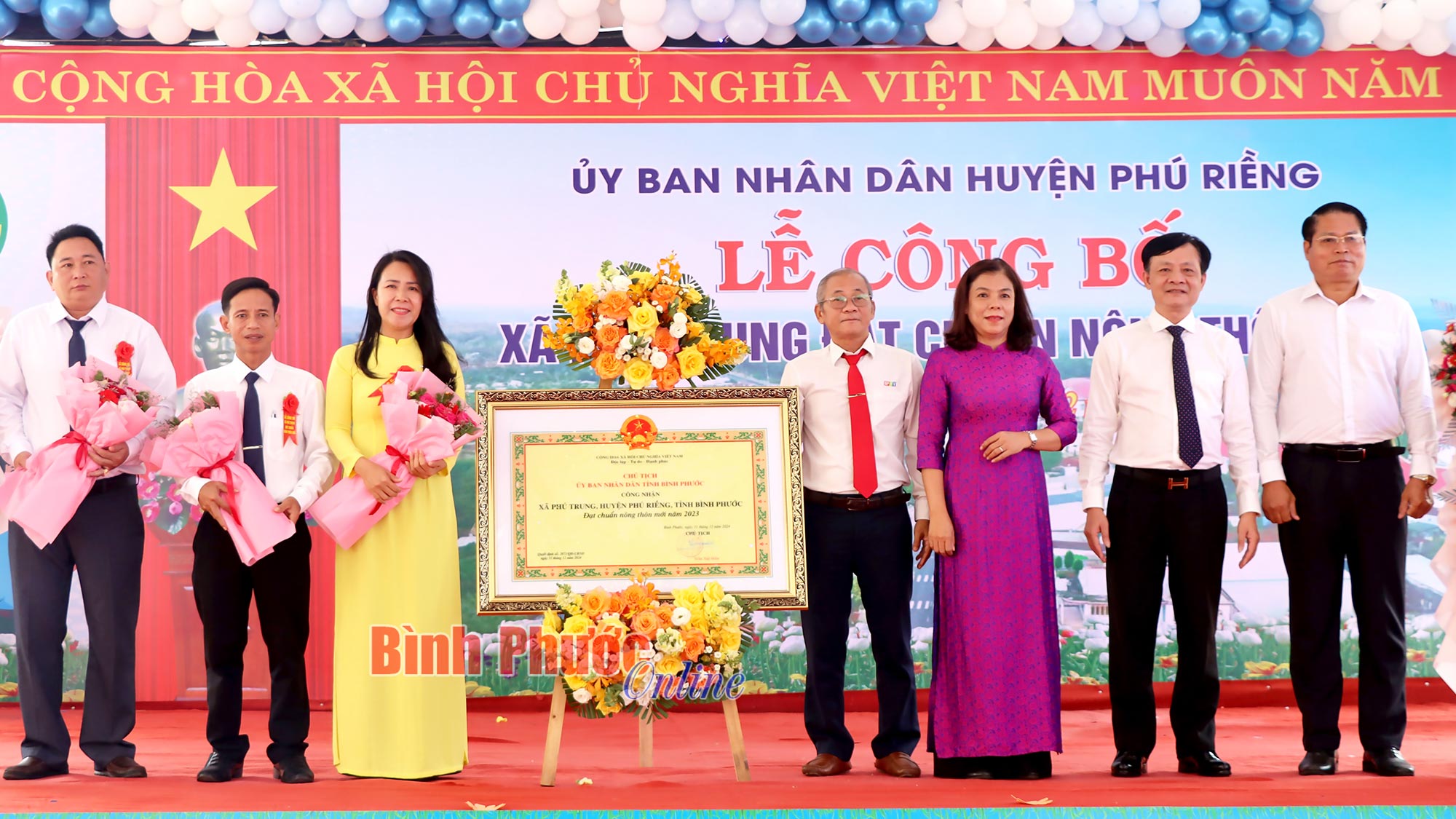 Phú Trung đạt chuẩn xã nông thôn mới