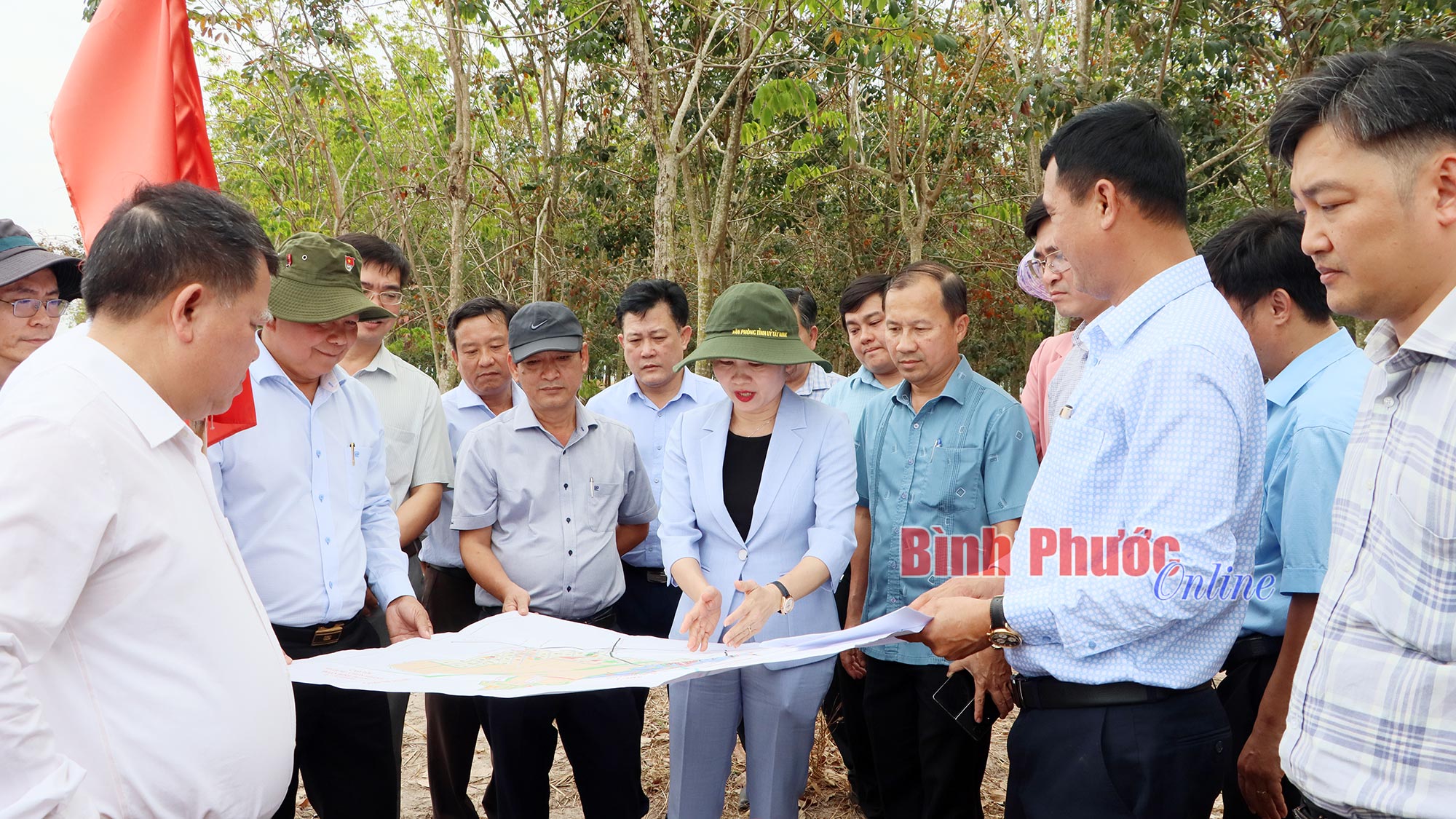 เลขาธิการพรรคประจำจังหวัด Ton Ngoc Hanh ตรวจเยี่ยมโครงการทางด่วนสายหลักในเมือง โฮจิมินห์ - ทูเดาม็อต - ชอนทานห์