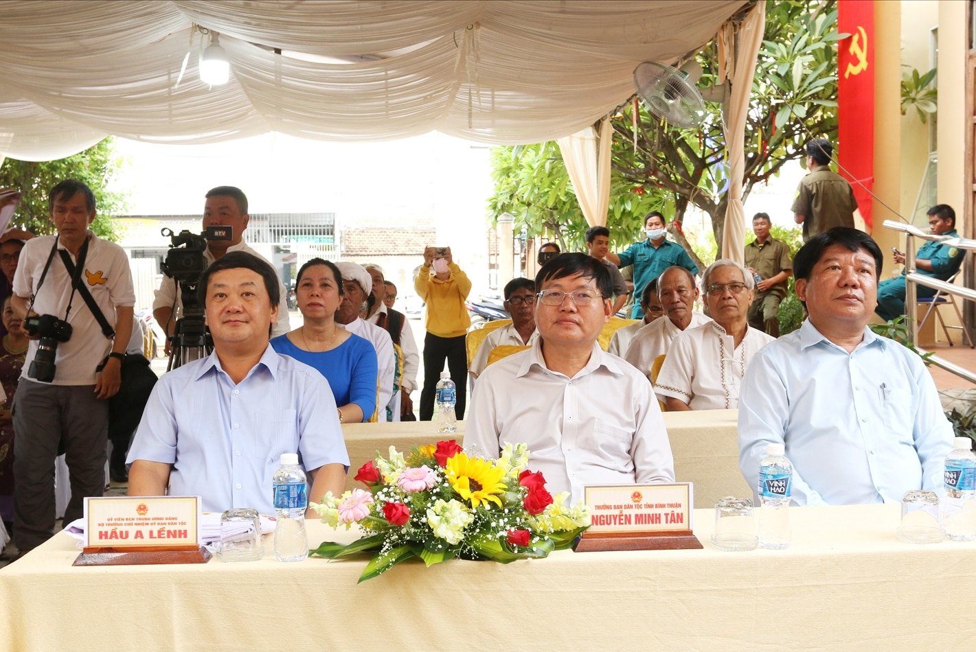 Bộ trưởng, Chủ nhiệm Ủy ban Dân tộc Hầu A Lềnh và lãnh đạo địa phương cùng các đại biểu trong buổi thăm và tặng quà 