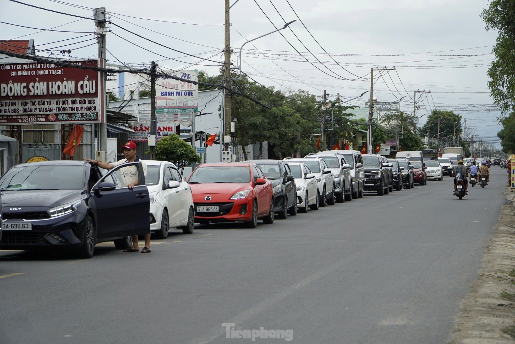 Dòng xe kẹt cứng hàng km chờ qua phà Cát Lái vào TPHCM ảnh 1