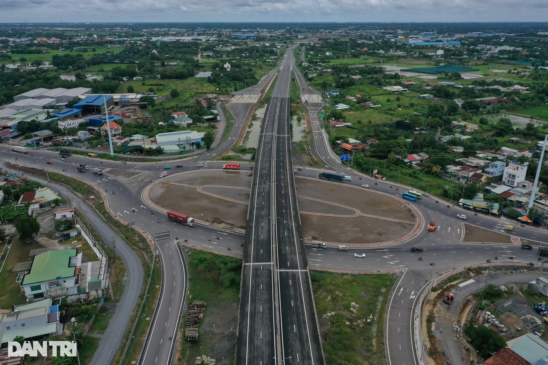 Hình hài đoạn cao tốc 3,4km qua TPHCM sắp thông xe - 3