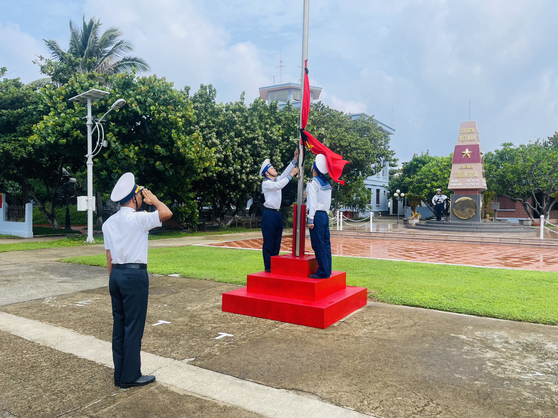 Hình ảnh xúc động từ đảo Trường Sa hướng về đất liền tưởng nhớ Tổng bí thư Nguyễn Phú Trọng