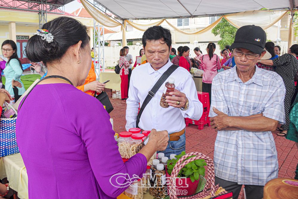 Khách tham quan, mua sắm các sản phẩm của chị em tại chợ phiên khởi nghiệp.