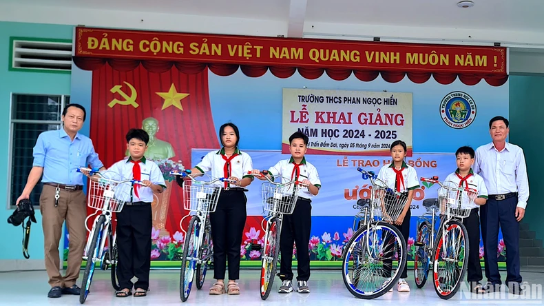 Cùng Báo Nhân Dân tiếp sức đến trường trong năm học mới tại vùng sông nước Cà Mau ảnh 1