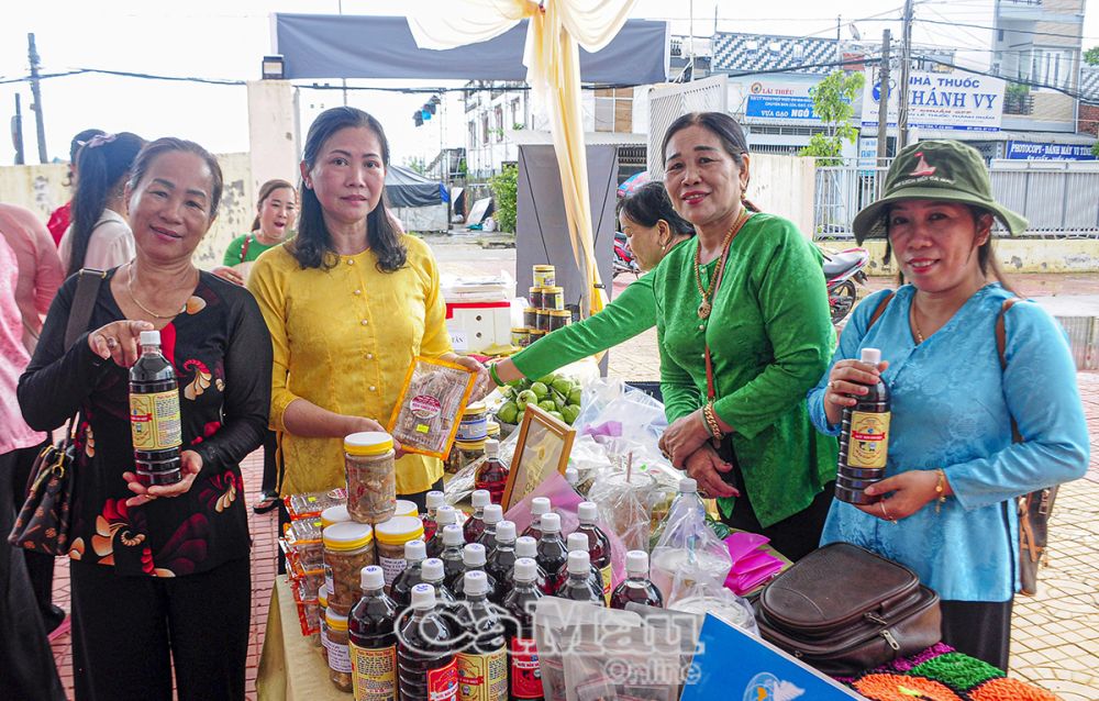 Gian hàng trưng bày các sản phẩm của phụ nữ huyện Cái Nước.