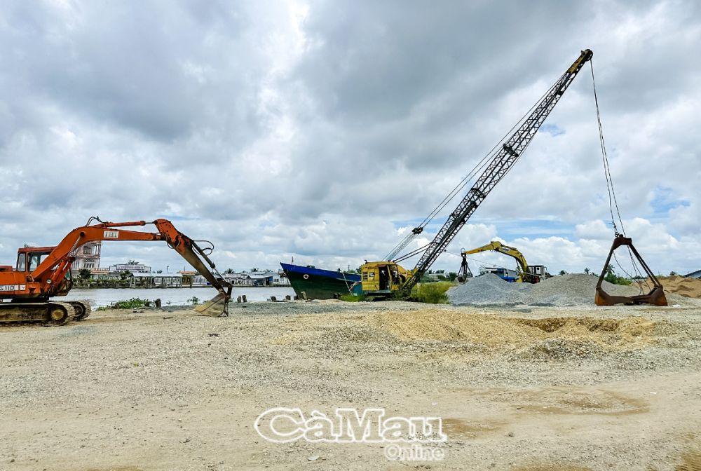 Một bãi vật liệu xây dựng trên địa bàn huyện Trần Văn Thời. 