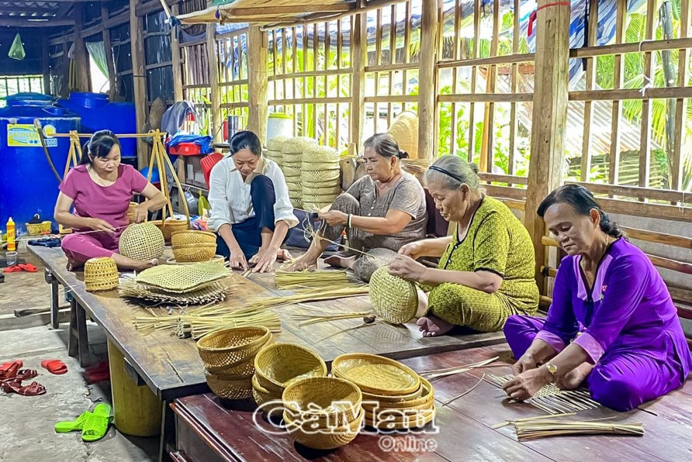 Những người bà, người chị vẫn miệt mài với nghề đan đát truyền thống.