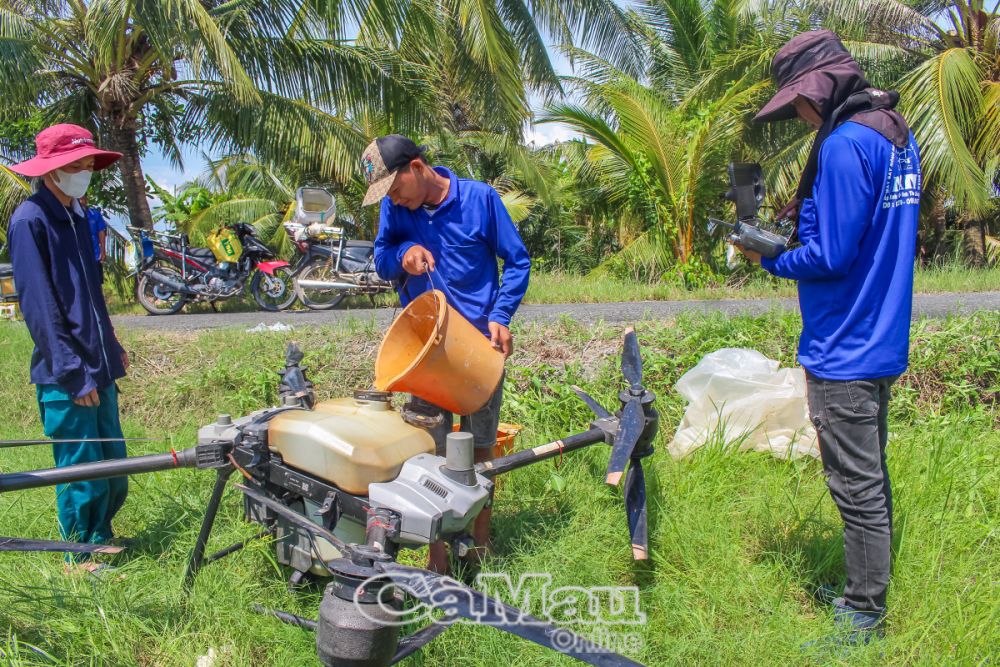 Các thành viên trong đội (dịch vụ nông nghiệp rải phân, phun thuốc, sạ lúa) chuẩn bị cho một chuyến bay.