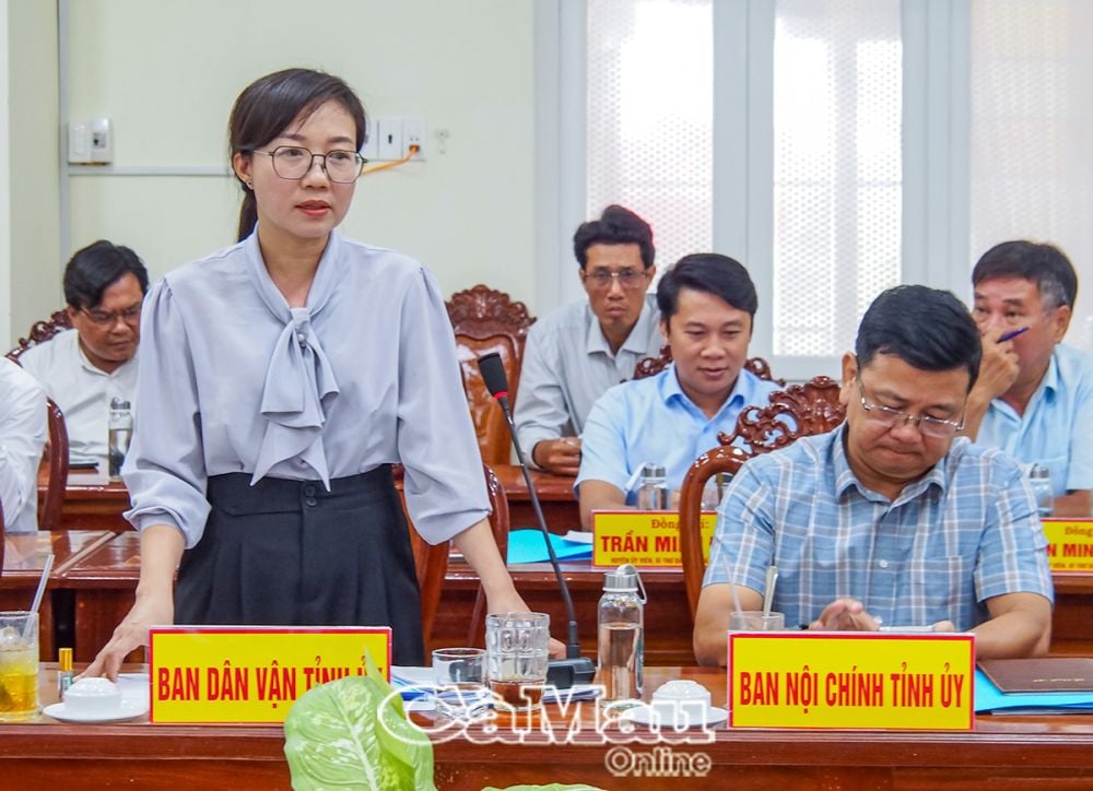 Bà Nguyễn Hồng Thắm, Phó Trưởng Ban Dân vận Tỉnh uỷ Cà Mau đề xuất địa phương tăng cường thực hiện tốt quy chế dân chủ (QCDC) ở cơ sở, nhằm phát huy quyền làm chủ của nhân dân, tạo sự đồng thuận và phát huy được sức mạnh toàn dân