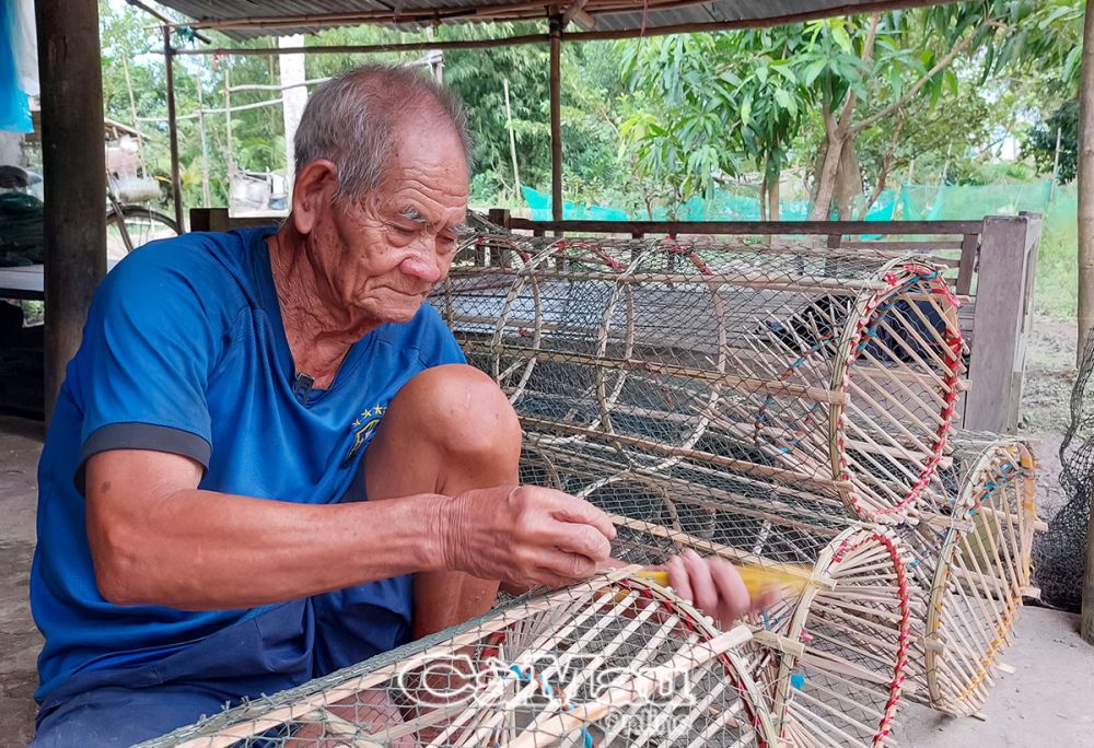 Mặc dù đã lớn tuổi nhưng ông Phạm Văn Ðây vẫn duy trì nghề làm lọp truyền thống.