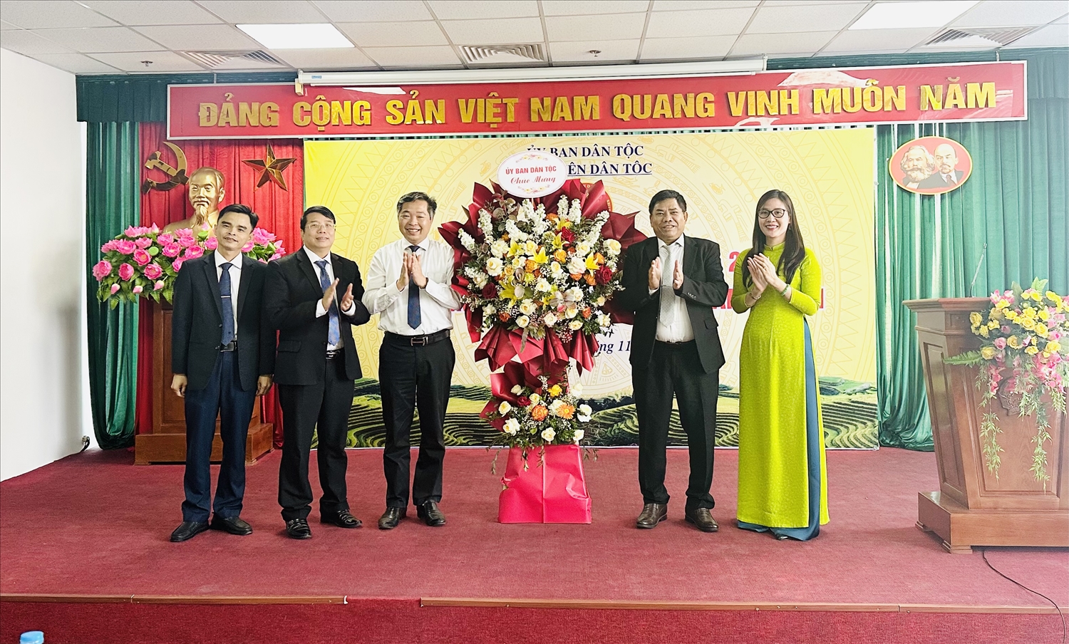 Thứ trưởng, Phó Chủ nhiệm Uỷ ban Dân tộc Y Thông tặng hoa chúc mừng Học viện Dân tộc 