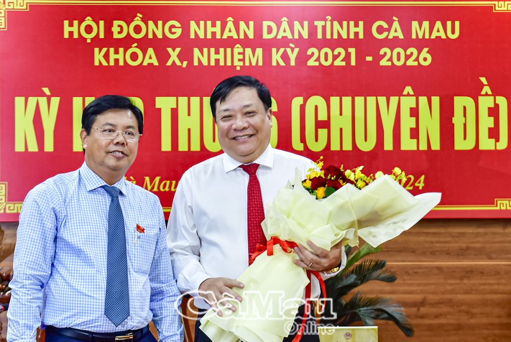 Đồng chí Nguyễn Tiến Hải, Uỷ viên Ban Chấp hành Trung ương Đảng, Bí thư Tỉnh uỷ, Chủ tịch HĐND tỉnh, tặng hoa chúc mừng ông Phạm Thành Ngại. (Ảnh chụp tại Kỳ họp thứ 16 HĐND tỉnh khoá X, ngày 11/11)