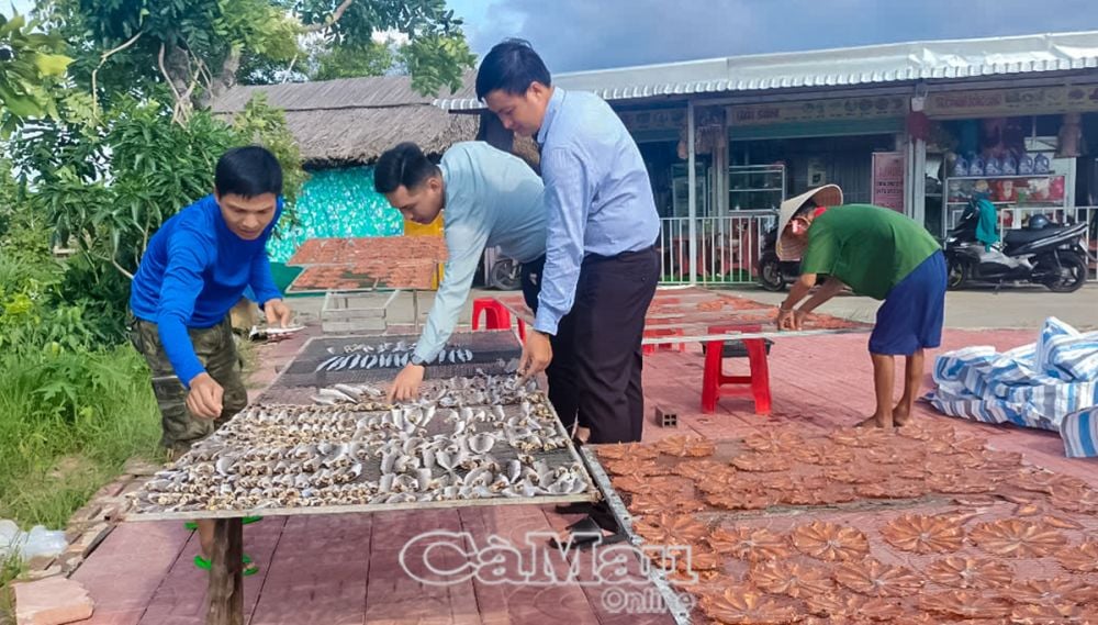 Anh Hồng Văn Lâu (bìa trái) với mô hình sản xuất khô cá đù một nắng, mỗi tháng gia đình có lợi nhuận từ 20-30 triệu đồng.