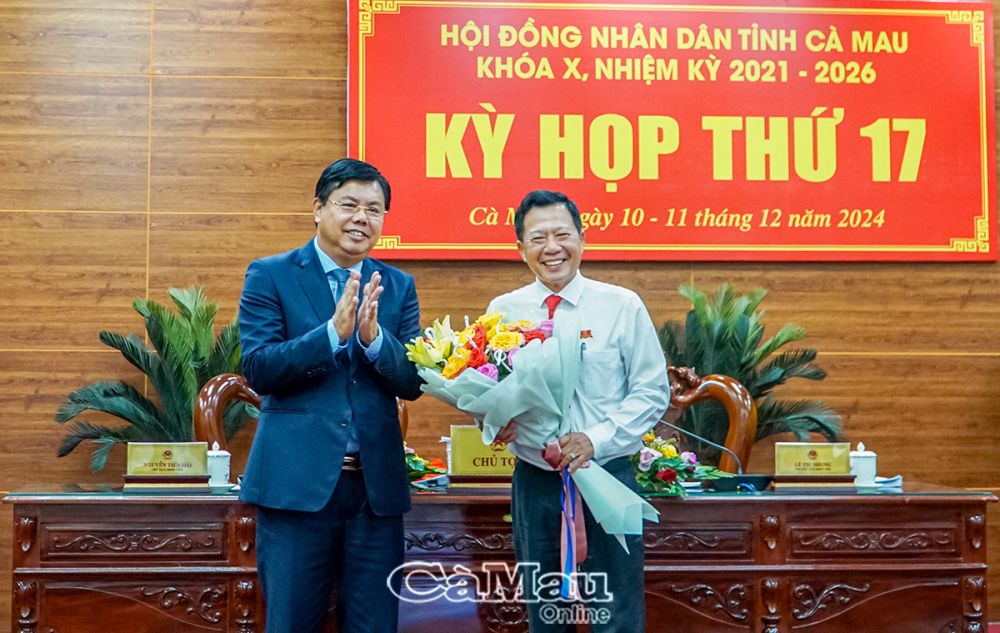 Đồng chí Nguyễn Tiến Hải chúc mừng ông Dương Huỳnh Khải đã hoàn thành nhiệm vụ được Đảng, Nhà nước, Nhân dân giao phó và nghỉ hưu theo quy định.